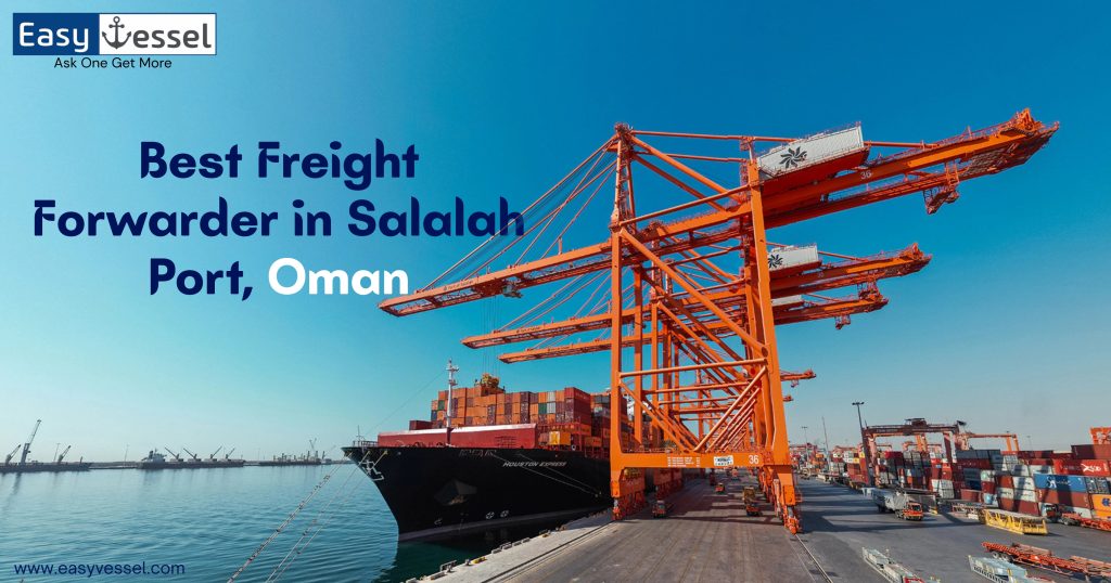 سفينة حاويات راسية في ميناء صلالة، عُمان، تحمل رافعات شحن برتقالية كبيرة وحاويات شحن تحت سماء زرقاء صافية. كُتب عليها "أفضل شركة شحن في ميناء صلالة، عُمان" مع شعار EasyVessel.