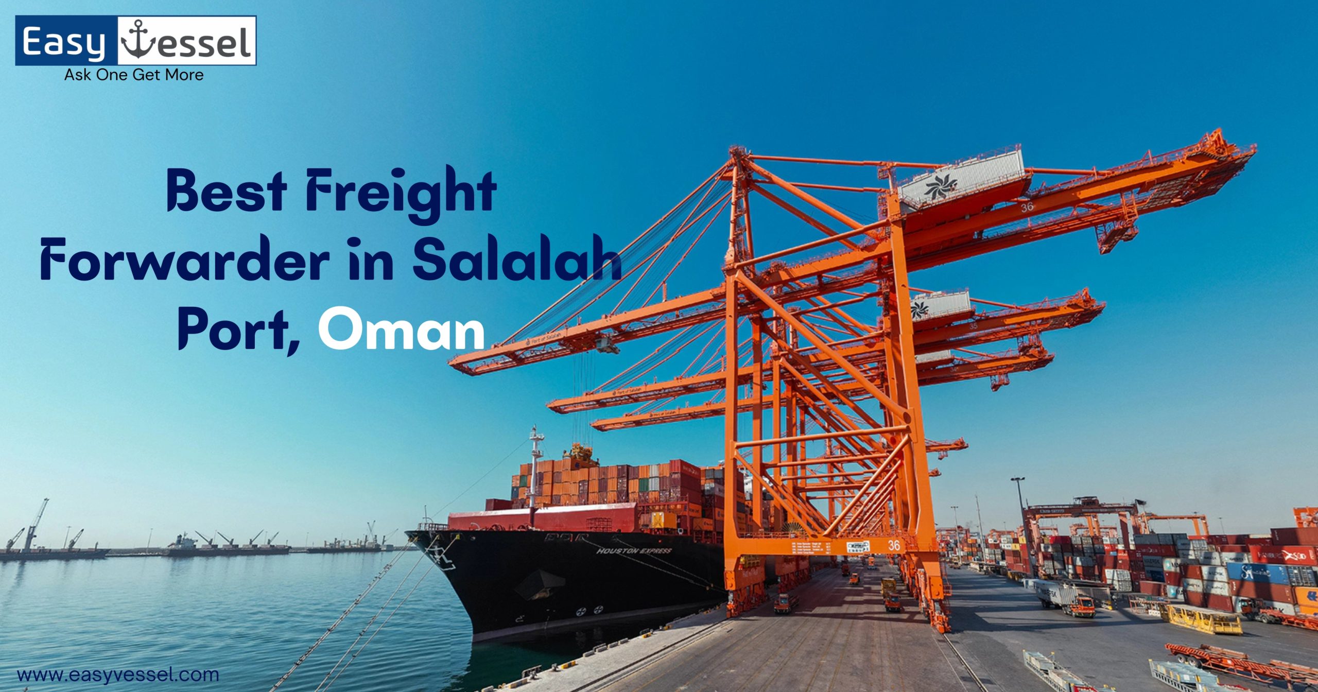 سفينة حاويات راسية في ميناء صلالة، عُمان، تحمل رافعات شحن برتقالية كبيرة وحاويات شحن تحت سماء زرقاء صافية. كُتب عليها "أفضل شركة شحن في ميناء صلالة، عُمان" مع شعار EasyVessel.